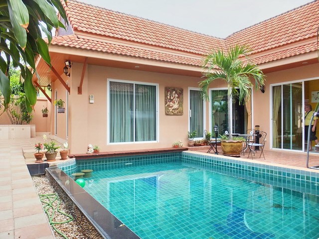 House for Rent East Pattaya showing the house and pool 