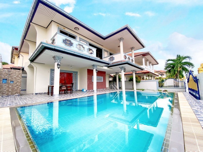 House for rent East Pattaya showing the house and pool 