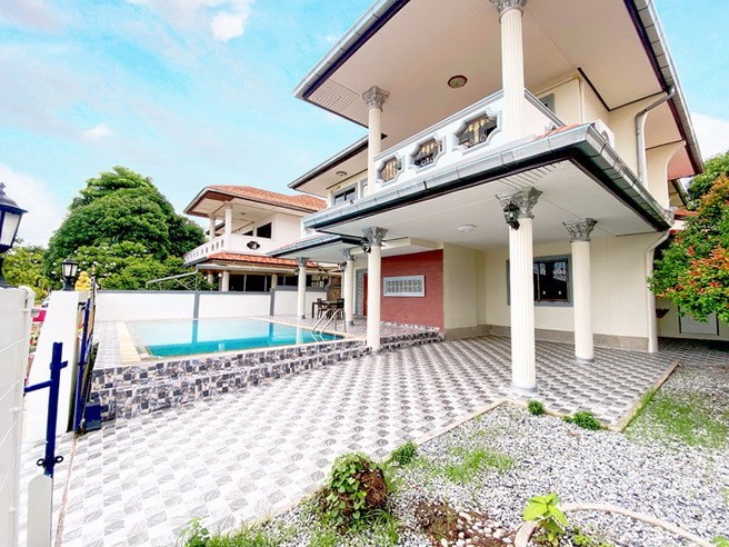 House for rent East Pattaya showing the house, garden and carport 