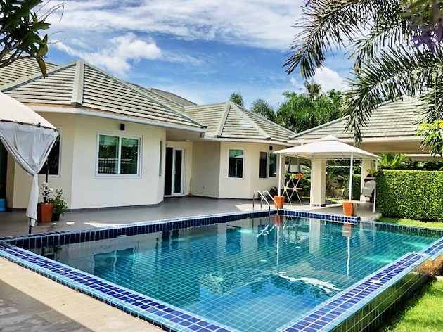 House for rent East Pattaya showing the house and pool