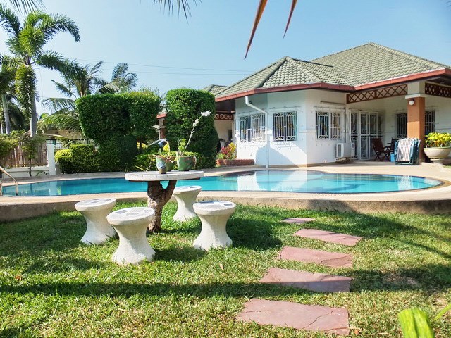 House for rent East Pattaya showing the house, garden and pool 