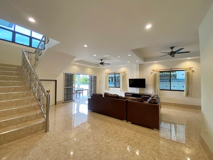 House for rent East Pattaya showing the open plan living area 