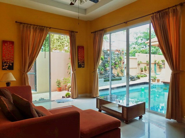 House for Rent East Pattaya showing the living room 
