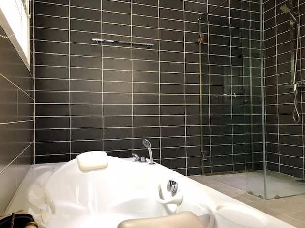 House for rent East Pattaya showing the master bathroom with bathtub House for rent East Pattaya showing the master bathroom with bathtub