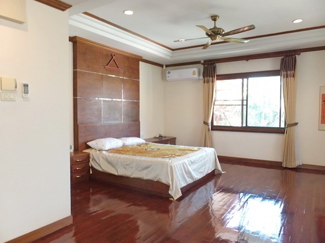 House for rent East Pattaya showing the master bedroom