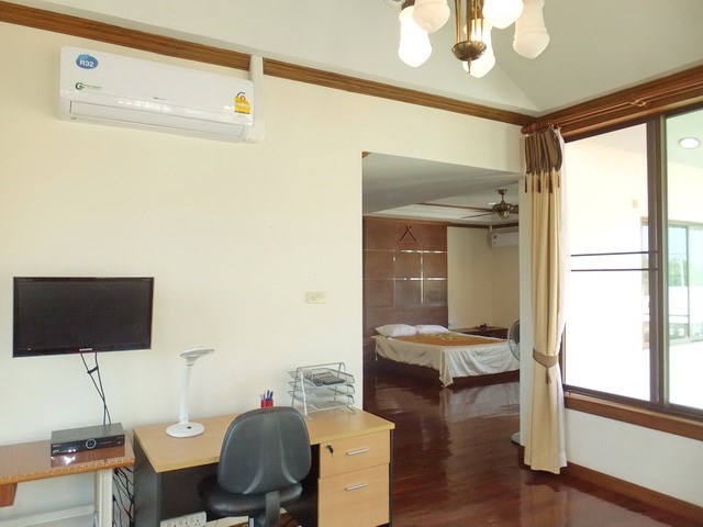 House for rent East Pattaya showing the master bedroom with office area 