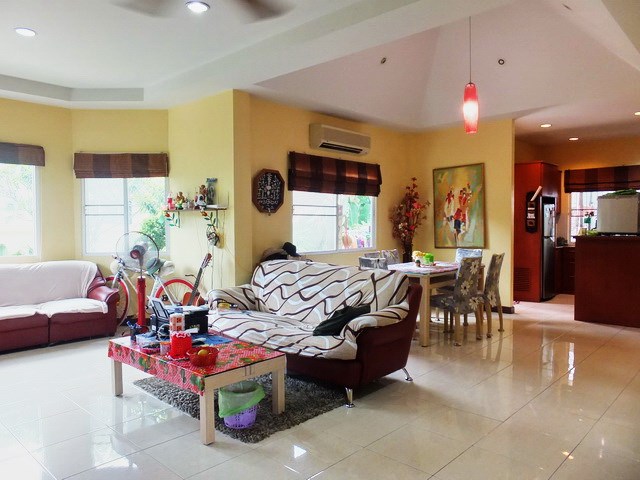House for rent East Pattaya showing the living,dining and kitchen 