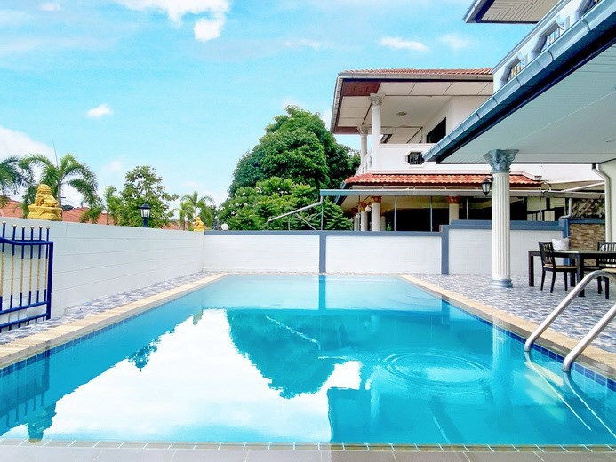 House for rent East Pattaya showing the pool and covered terrace 