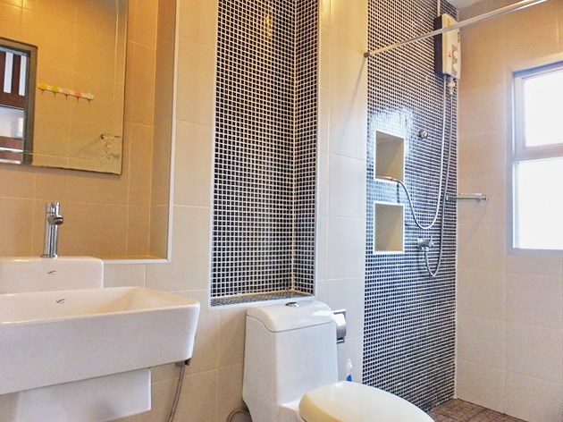House for Rent East Pattaya showing the master bathroom