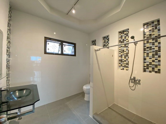 House for rent East Pattaya showing the second bathroom 