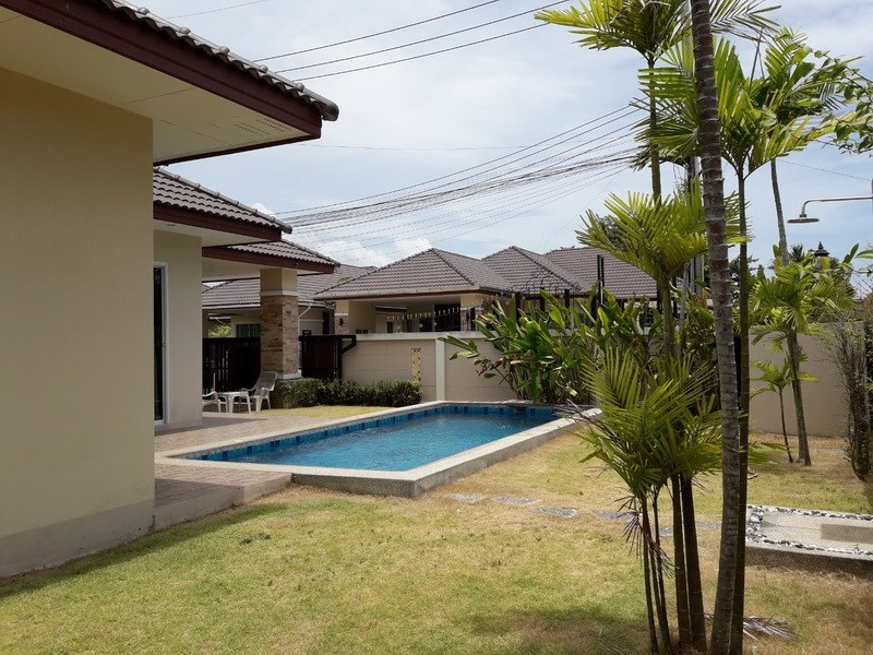 House for rent Huay Yai Pattaya showing the garden and pool