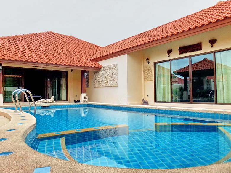 House for rent Huay Yai Pattaya showing the house and pool
