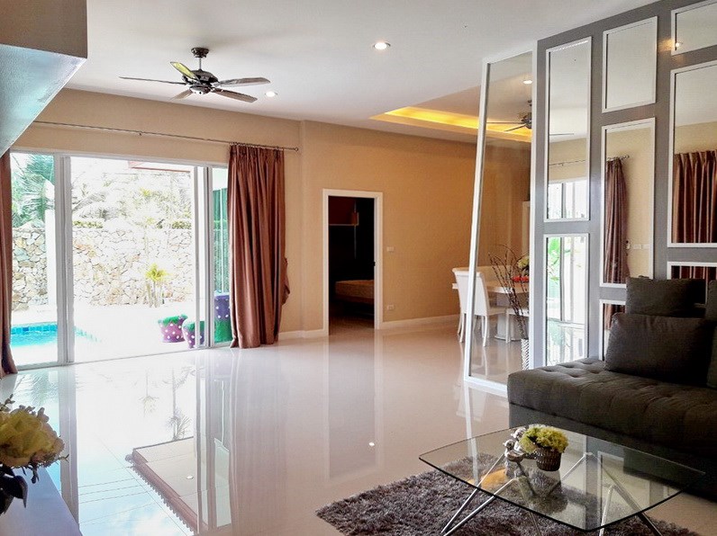 House for rent Huay Yai Pattaya showing the living area with pool view 