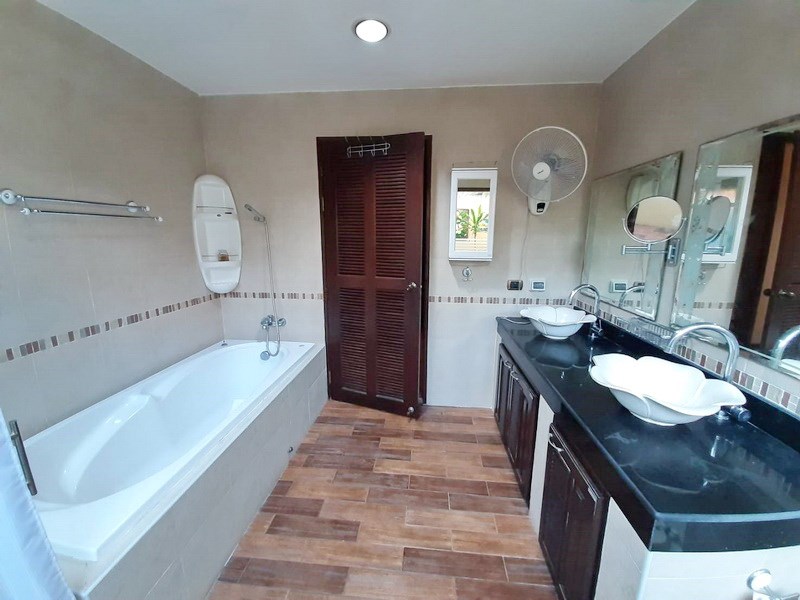 House for rent Huay Yai Pattaya showing the master bathroom 
