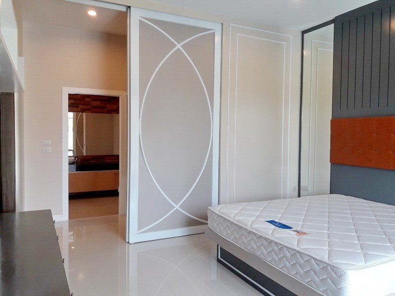 House for rent Huay Yai Pattaya showing the master bedroom suite 