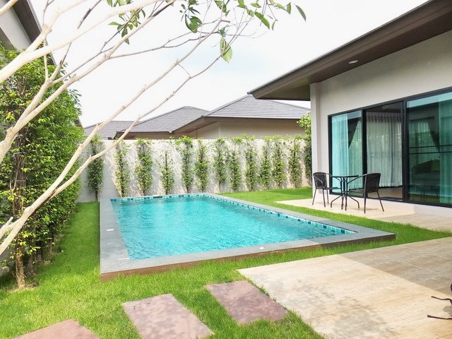 House for rent Huay Yai Pattaya showing the terrace and pool