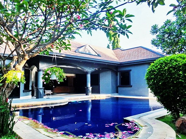 House For Rent Jomtien Park Villas Pattaya showing the house and pool 