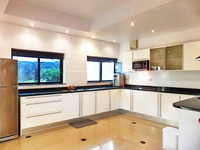 House For Rent Jomtien Park Villas Pattaya showing the kitchen 