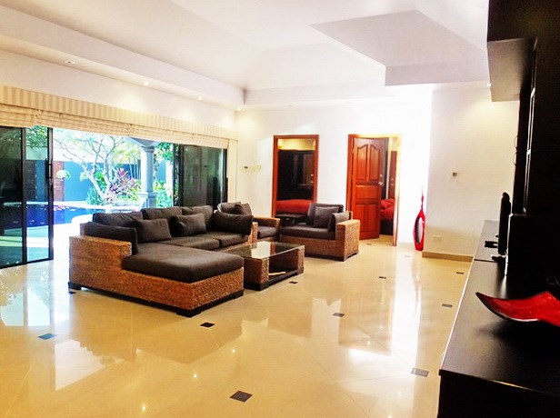 House For Rent Jomtien Park Villas Pattaya showing the living room with pool view 