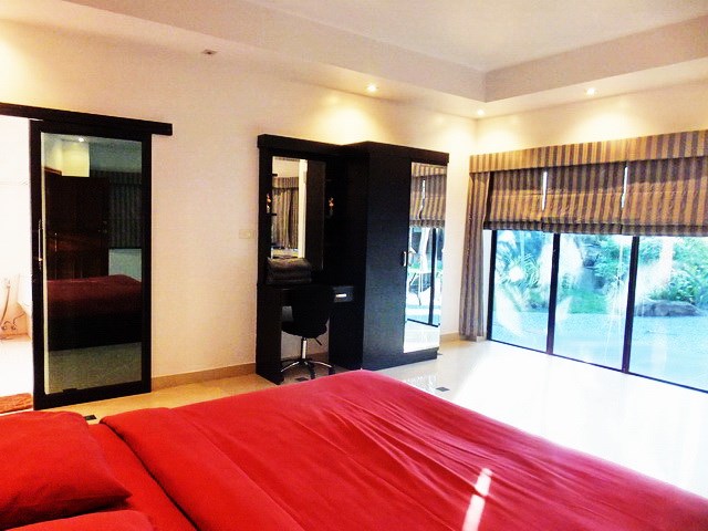House For Rent Jomtien Park Villas Pattaya showing the master bedroom suite 