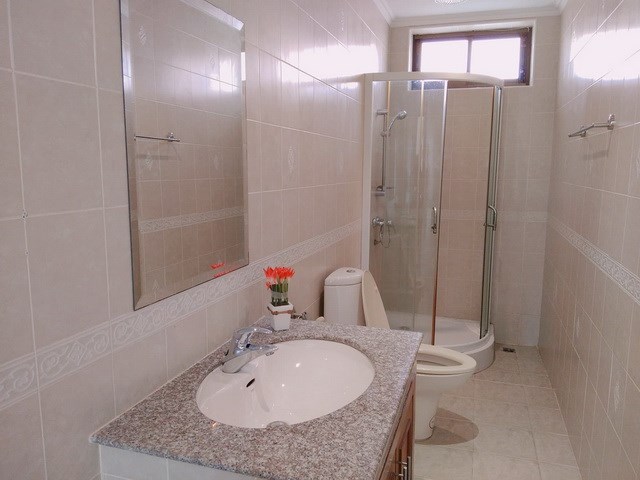 House for rent Jomtien Pattaya showing the bathroom House for rent Jomtien Pattaya showing the bathroom