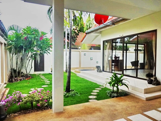 House for rent Jomtien Pattaya showing the carport and garden House for rent Jomtien Pattaya showing the carport and garden