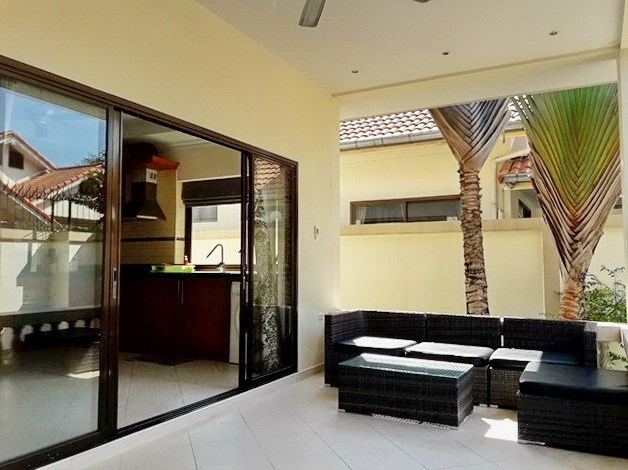 House for rent Jomtien Pattaya showing the covered terrace House for rent Jomtien Pattaya showing the covered terrace
