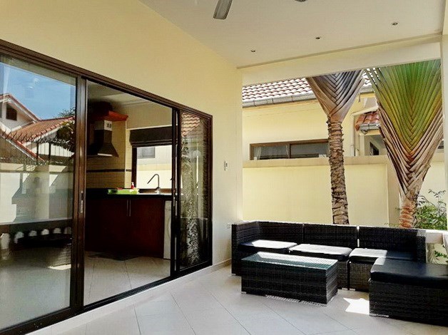 House for rent Jomtien Pattaya showing the covered terrace 