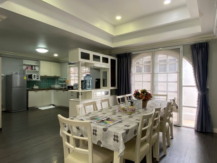 House for rent Jomtien Pattaya showing the dining and kitchen areas 