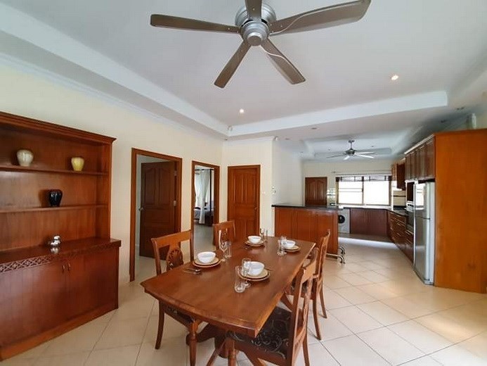 House for rent Jomtien Pattaya showing the dining and kitchen areas 