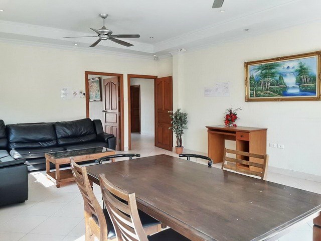 House for rent Jomtien Pattaya showing the living and dining areas House for rent Jomtien Pattaya showing the living and dining areas