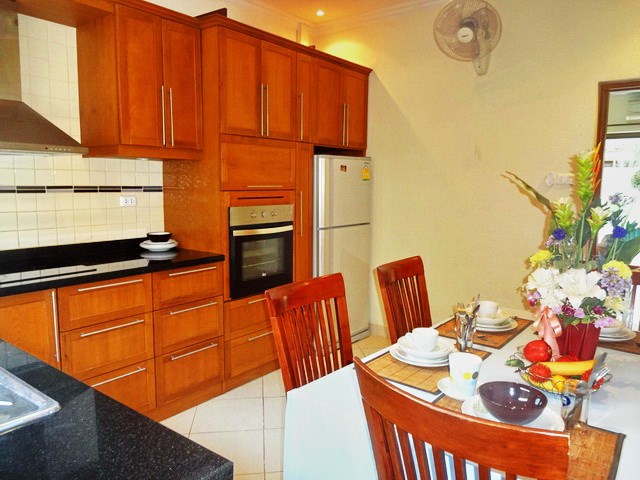 House for rent Jomtien Pattaya showing the dining and kitchen House for rent Jomtien Pattaya showing the dining and kitchen
