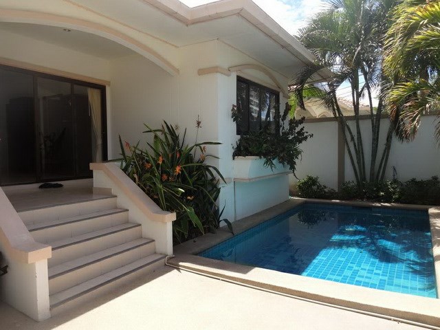 House for rent Jomtien Pattaya showing the house and pool 