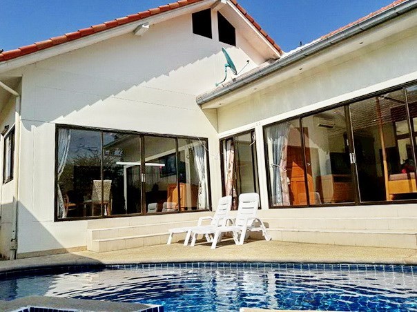 House for rent Jomtien Pattaya showing the house and pool 