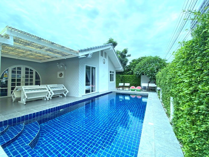 House for rent Jomtien Pattaya showing the house and pool 