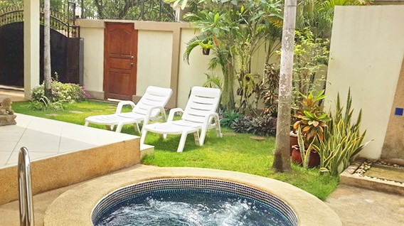 House for rent Jomtien Pattaya showing the pool Jacuzzi and garden House for rent Jomtien Pattaya showing the pool Jacuzzi and garden