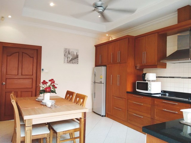 House for rent Jomtien Pattaya showing the kitchen and dining areas 