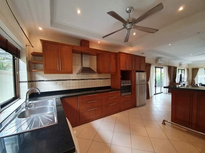 House for rent Jomtien Pattaya showing the kitchen 