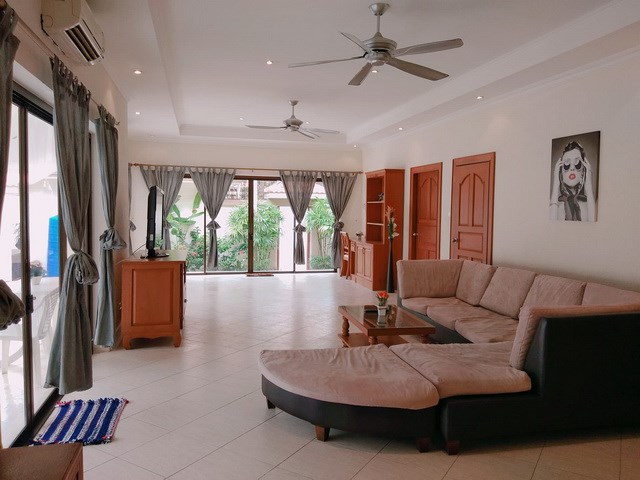 House for rent Jomtien Pattaya showing the living and office areas House for rent Jomtien Pattaya showing the living and office areas