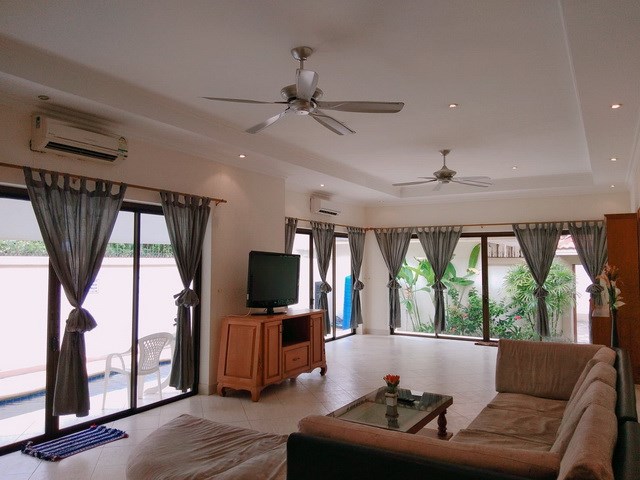 House for rent Jomtien Pattaya showing the living room poolside House for rent Jomtien Pattaya showing the living room poolside