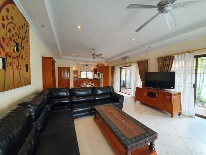 House for rent Jomtien Pattaya showing the living, dining and kitchen areas 