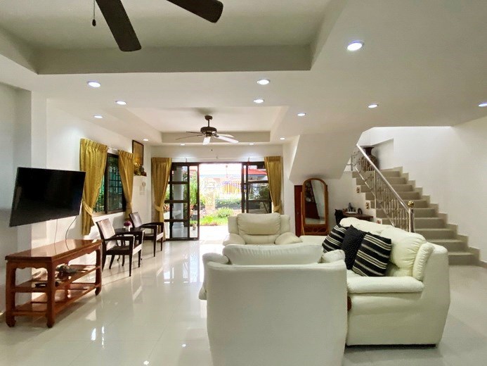 House for rent Jomtien showing the living room 