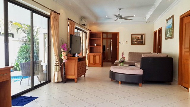 House for rent Jomtien Pattaya showing the living room pool side House for rent Jomtien Pattaya showing the living room pool side