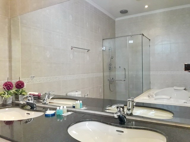 House for rent Jomtien Pattaya showing the master bathroom House for rent Jomtien Pattaya showing the master bathroom