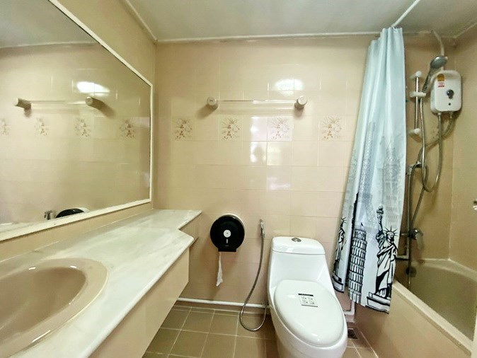 House for rent Jomtien Pattaya showing the master bathroom 