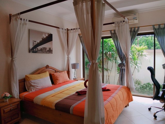 House for rent Jomtien Pattaya showing the master bedroom and office area 
