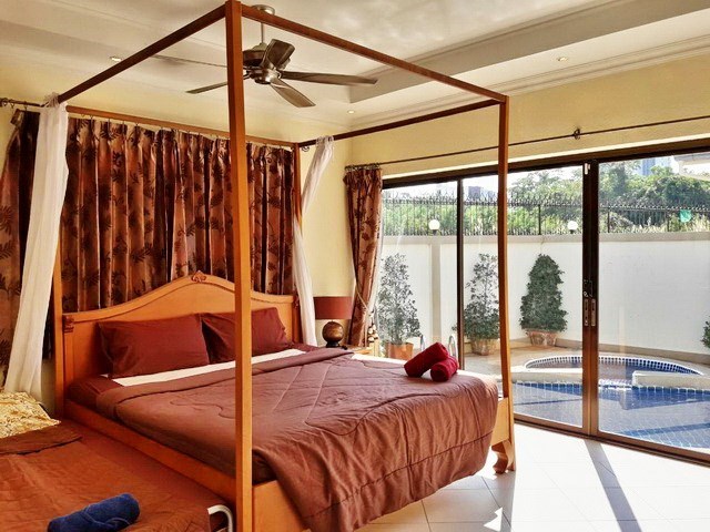 House for rent Jomtien Pattaya showing the master bedroom pool view House for rent Jomtien Pattaya showing the master bedroom pool view
