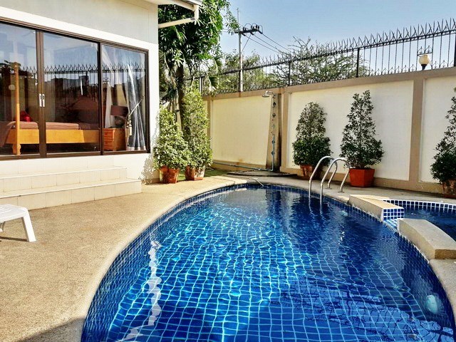 House for rent Jomtien Pattaya showing the private pool 
