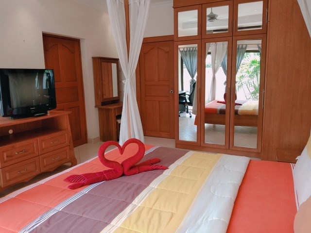 House for rent Jomtien Pattaya showing the master bedroom with built-in wardrobes House for rent Jomtien Pattaya showing the master bedroom with built-in wardrobes