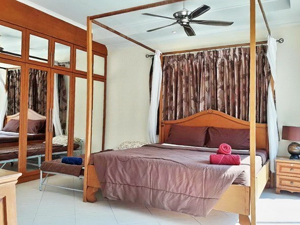 House for rent Jomtien Pattaya showing the master bedroom with built-in wardrobes 